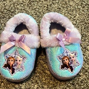 Frozen toddler girls slippers. NWOT.
